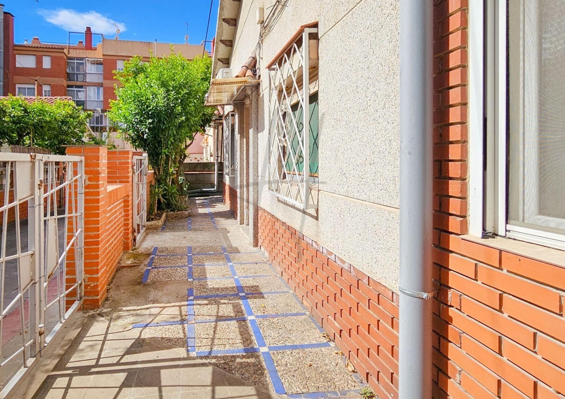 Vista exterior de Casa o xalet en venda en Cornellà de Llobregat amb Calefacció i Terrassa
