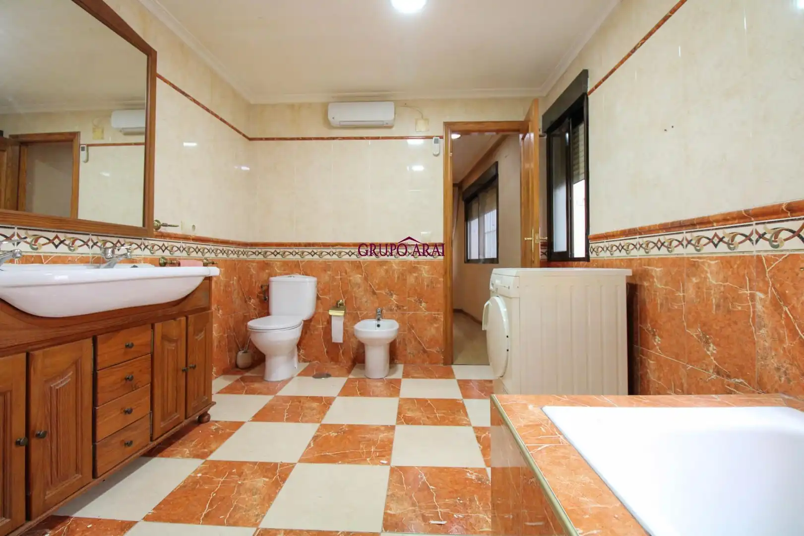 Bany de Casa o xalet en venda en Alicante / Alacant amb Aire condicionat, Terrassa i Balcó