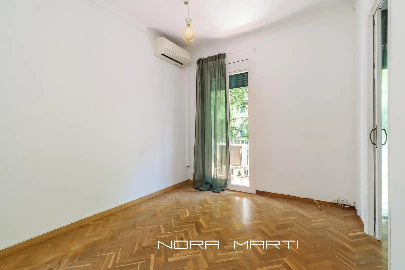 Schlafzimmer von Wohnung zum Verkauf in Barcelona mit Klimaanlage, Parkett und Terrasse