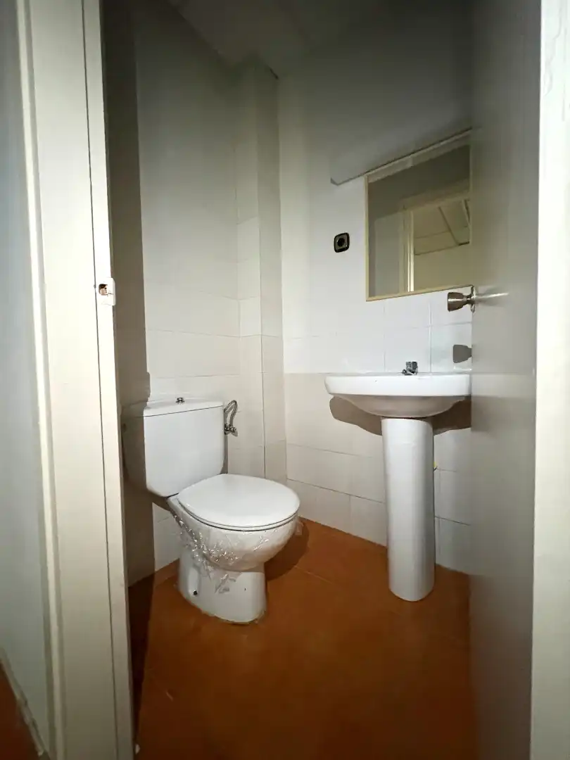 Badezimmer von Geschaftsraum zum Verkauf in Terrassa mit Klimaanlage, Heizung und Parkett
