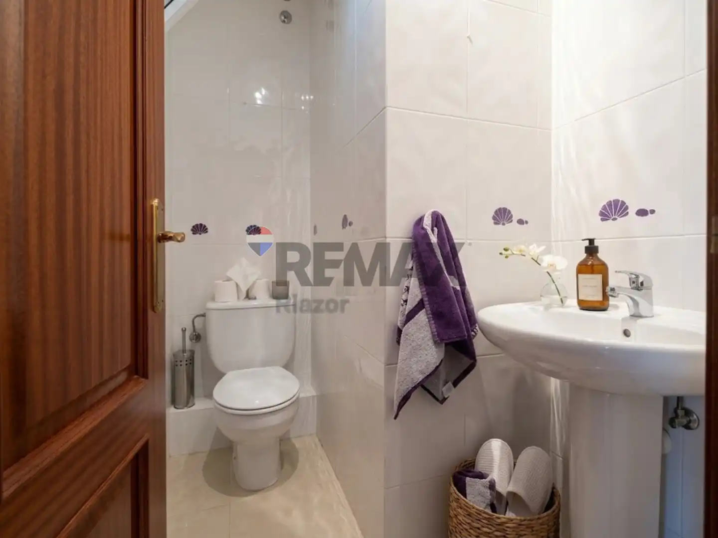 Badezimmer von Einfamilien-Reihenhaus zum Verkauf in Ames mit Heizung, Privatgarten und Parkett