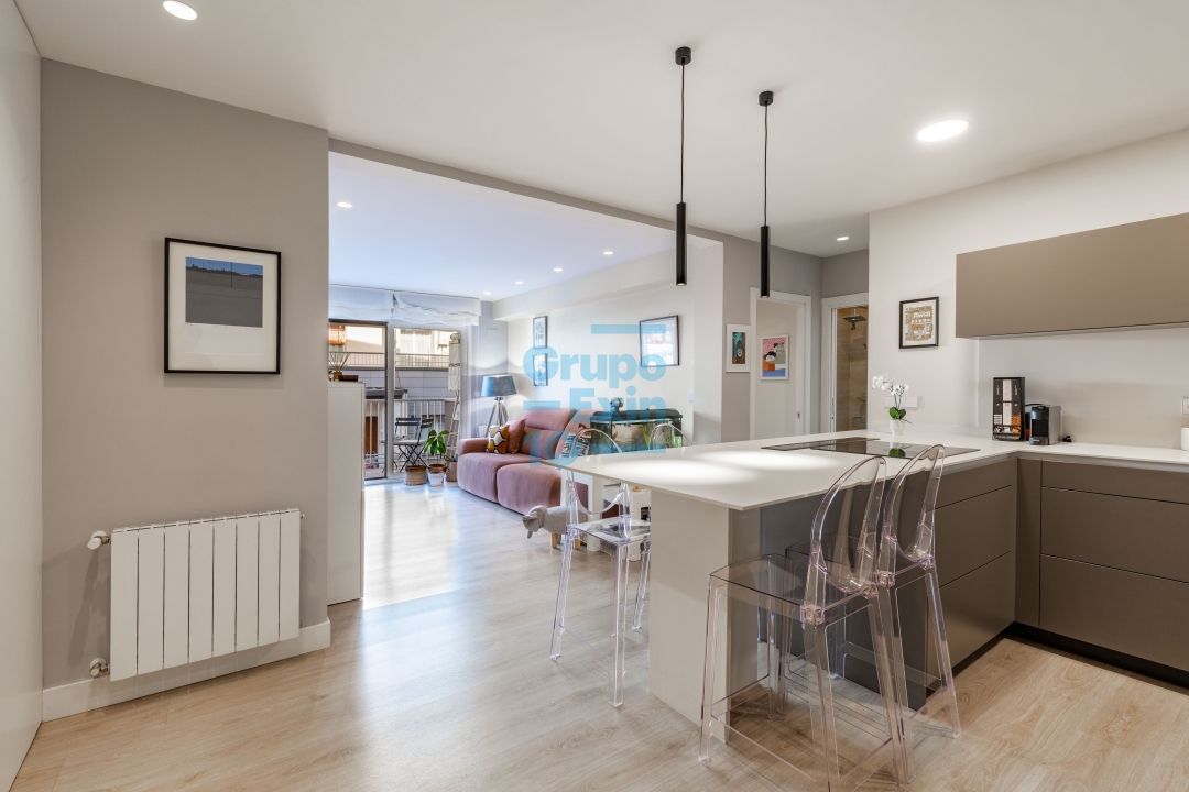 Menjador de Pis en venda en Donostia - San Sebastián  amb Calefacció, Parquet i Moblat