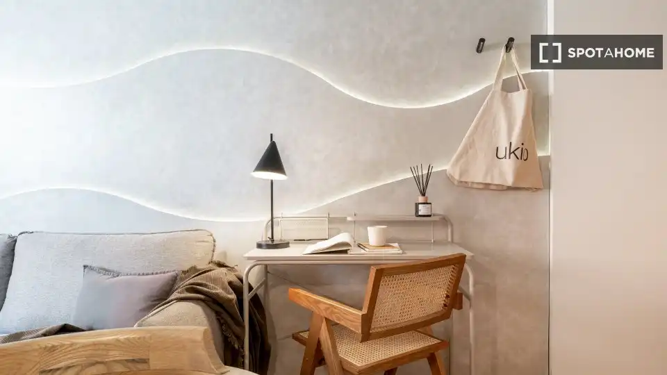 Dormitori de Apartament per a compartir en Madrid amb Aire condicionat, Terrassa i Moblat
