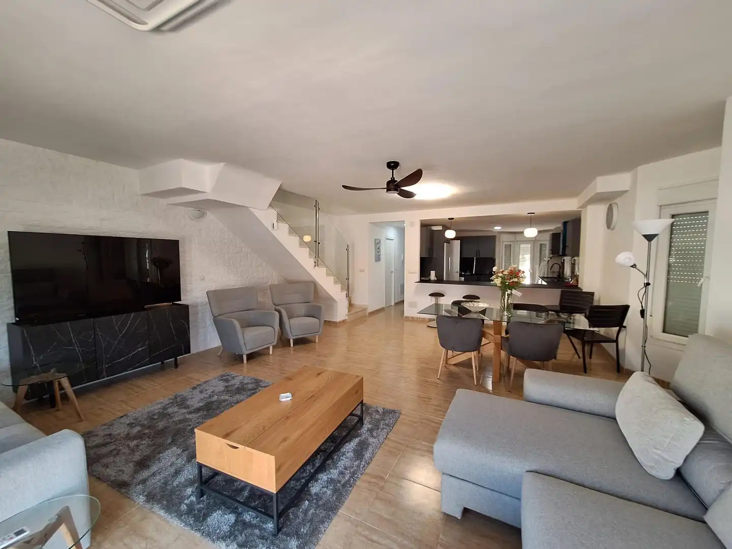 Sala de estar de Casa adosada de alquiler en Fuengirola con Terraza, Trastero y Piscina comunitaria