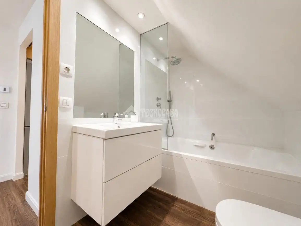 Baño de Piso en venta en Alcalá de Henares con Aire acondicionado, Calefacción y Terraza