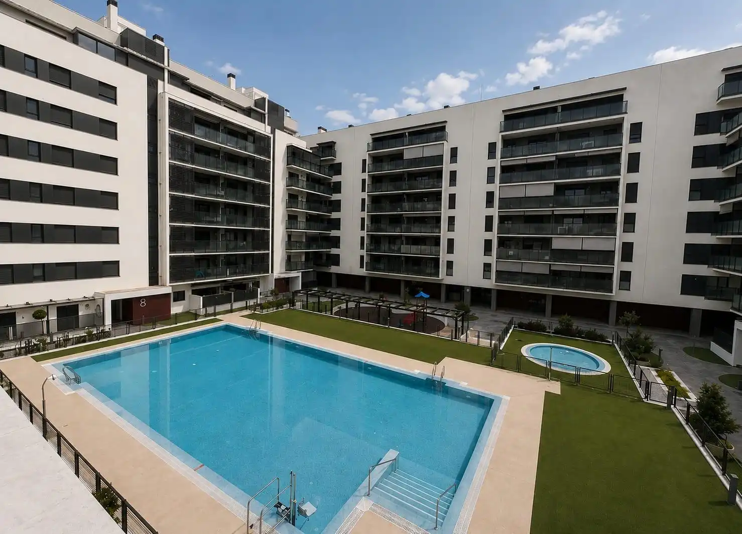 Swimming pool of Flat for sale in Sevilla  with Air Conditioner, Terrace and Community pool