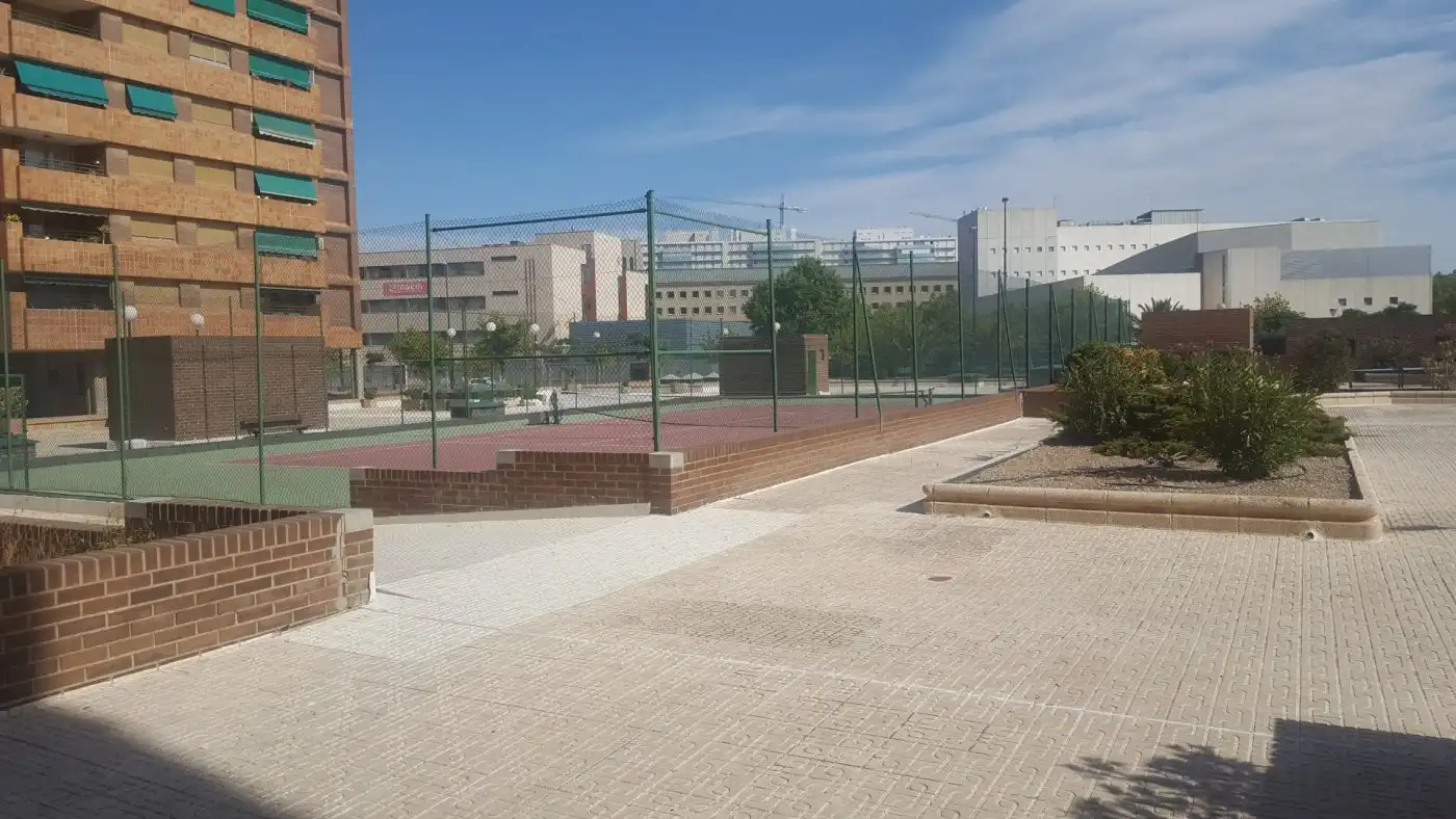 Außenansicht von Wohnung zur Miete in Zaragoza mit Klimaanlage, Heizung und Privatgarten