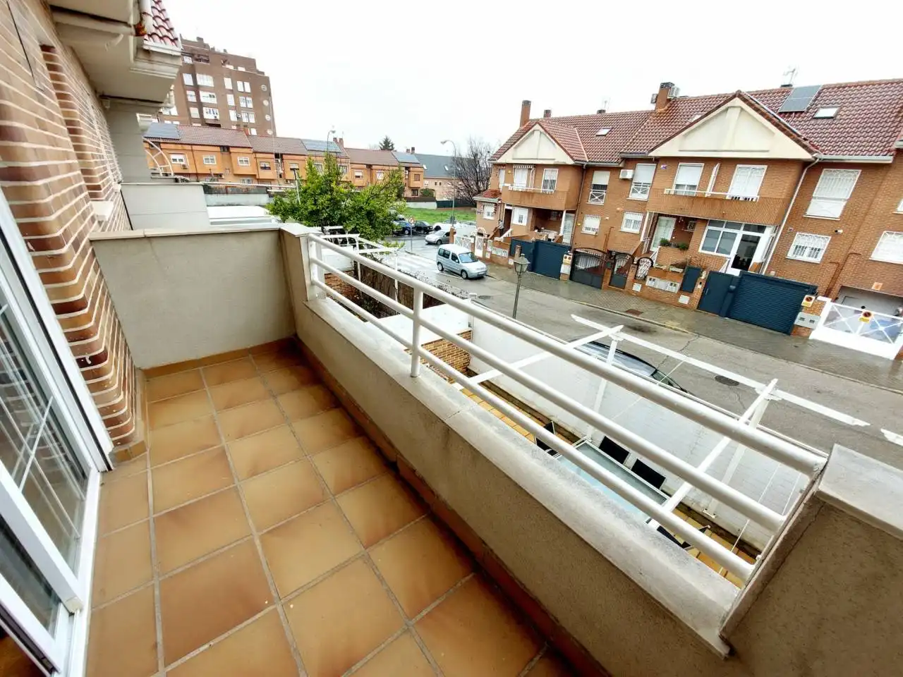Vista exterior de Casa adosada en venta en Fuenlabrada con Aire acondicionado, Calefacción y Piscina comunitaria
