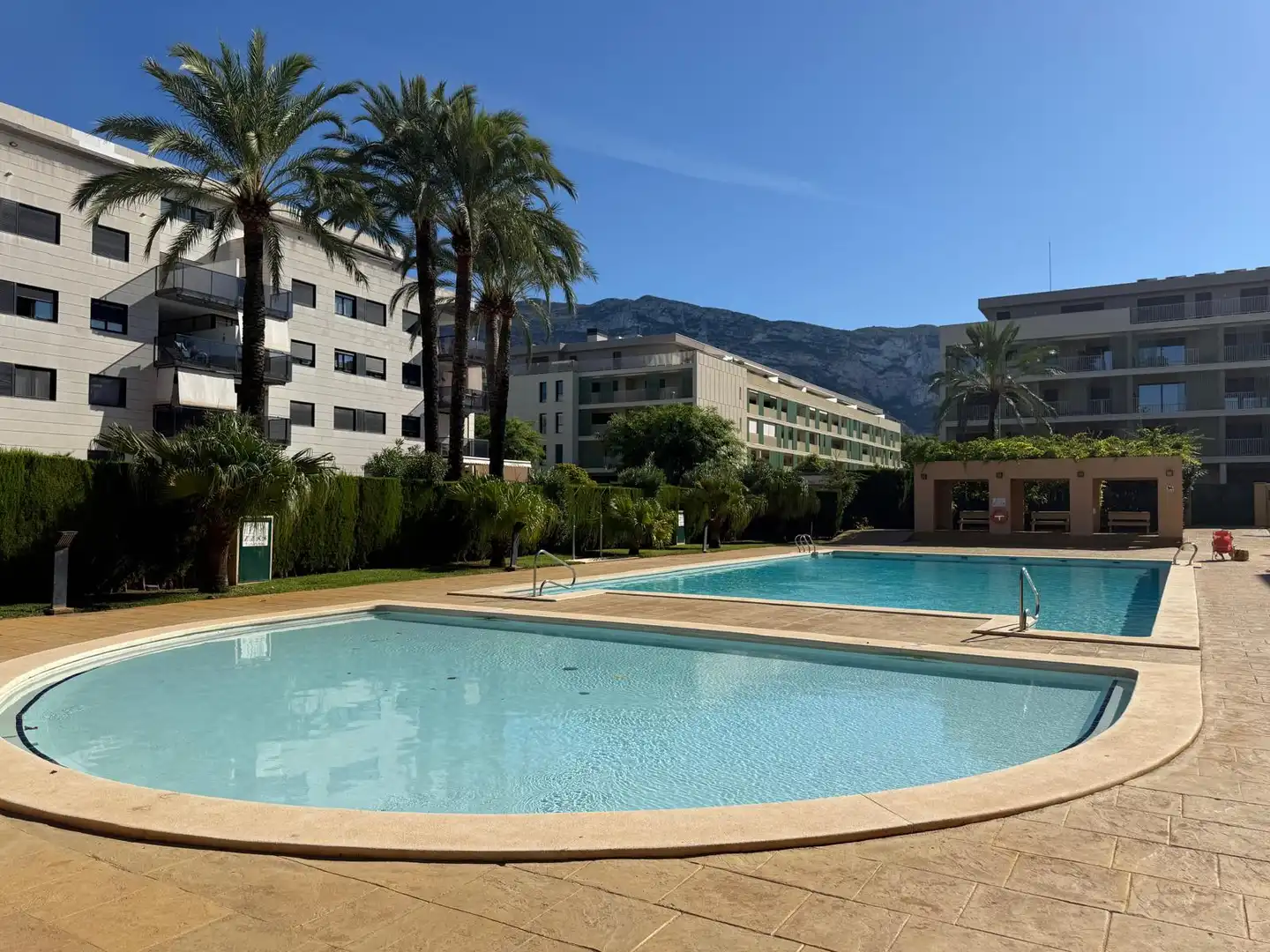 Piscina de Apartament en venda en Dénia amb Aire condicionat, Calefacció i Jardí privat