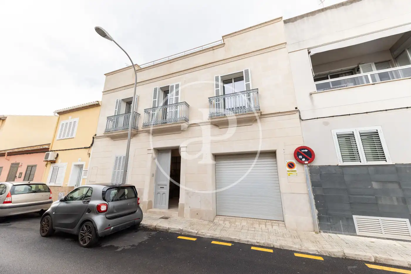 Außenansicht von Einfamilien-Reihenhaus zum Verkauf in  Palma de Mallorca mit Klimaanlage, Heizung und Privatgarten