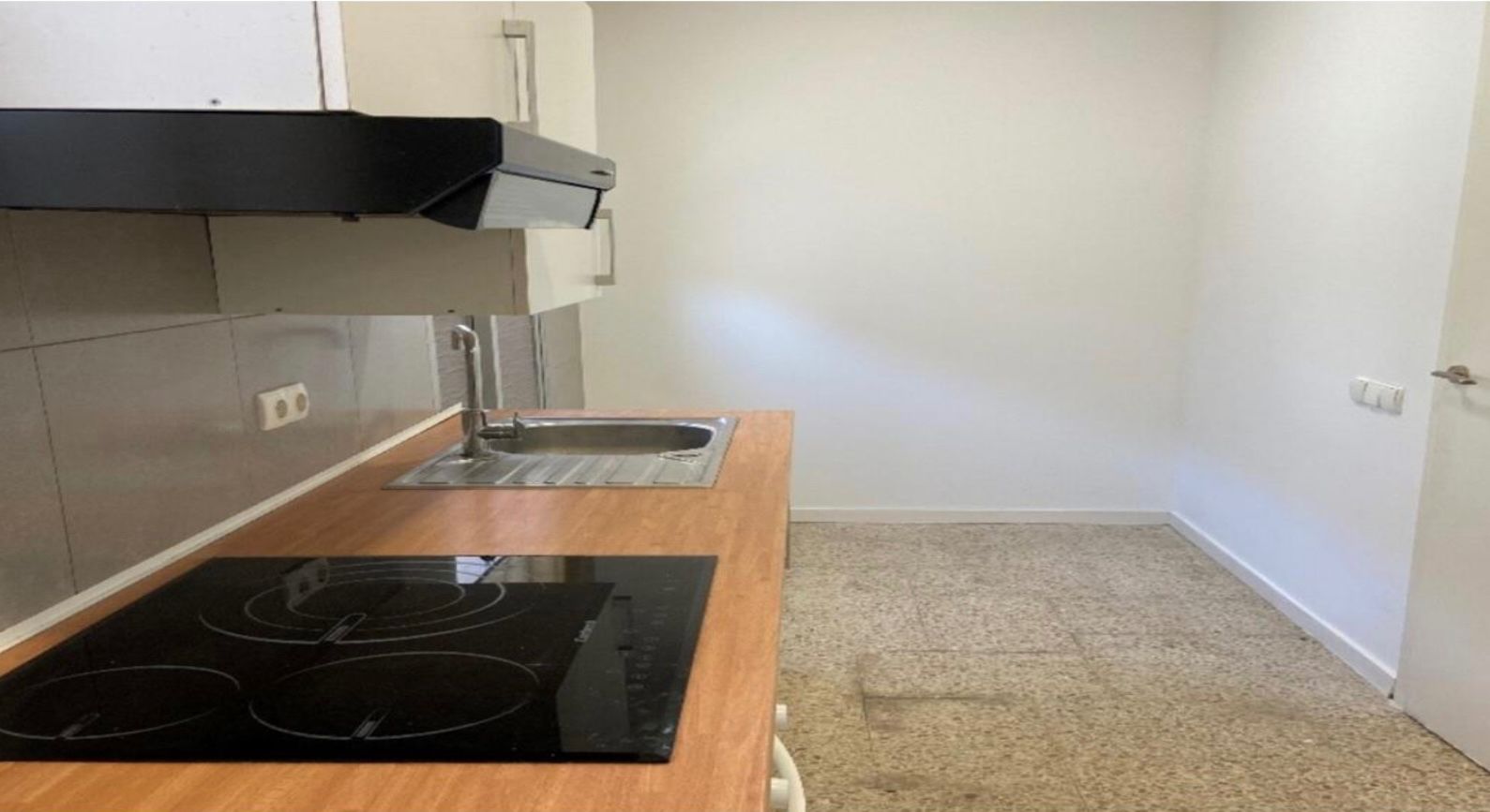Kitchen of Study to rent in Badalona  with Parquet flooring and Oven