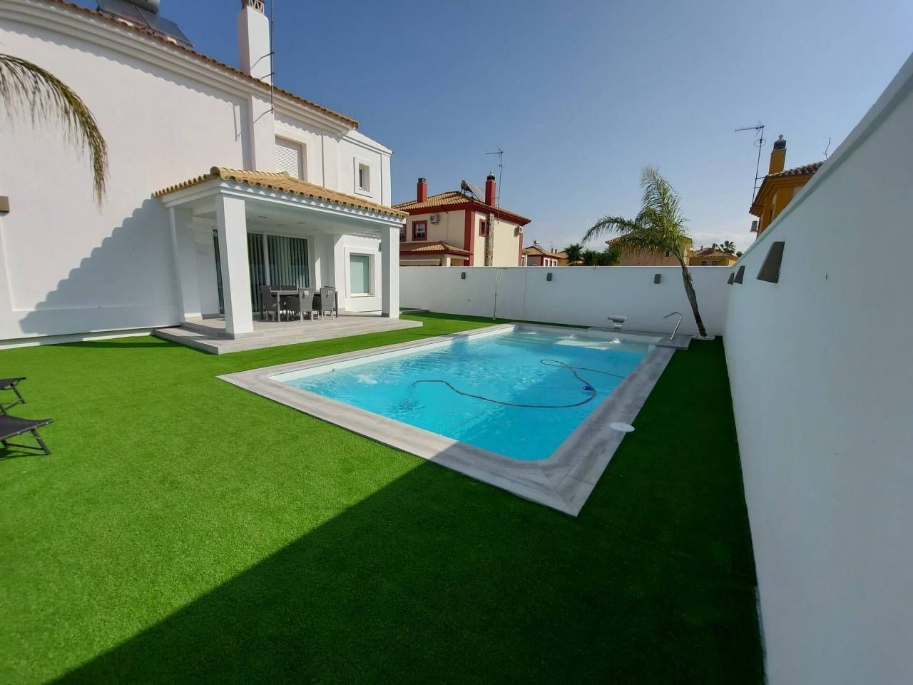 Piscina de Casa o xalet en venda en Montequinto amb Aire condicionat i Moblat