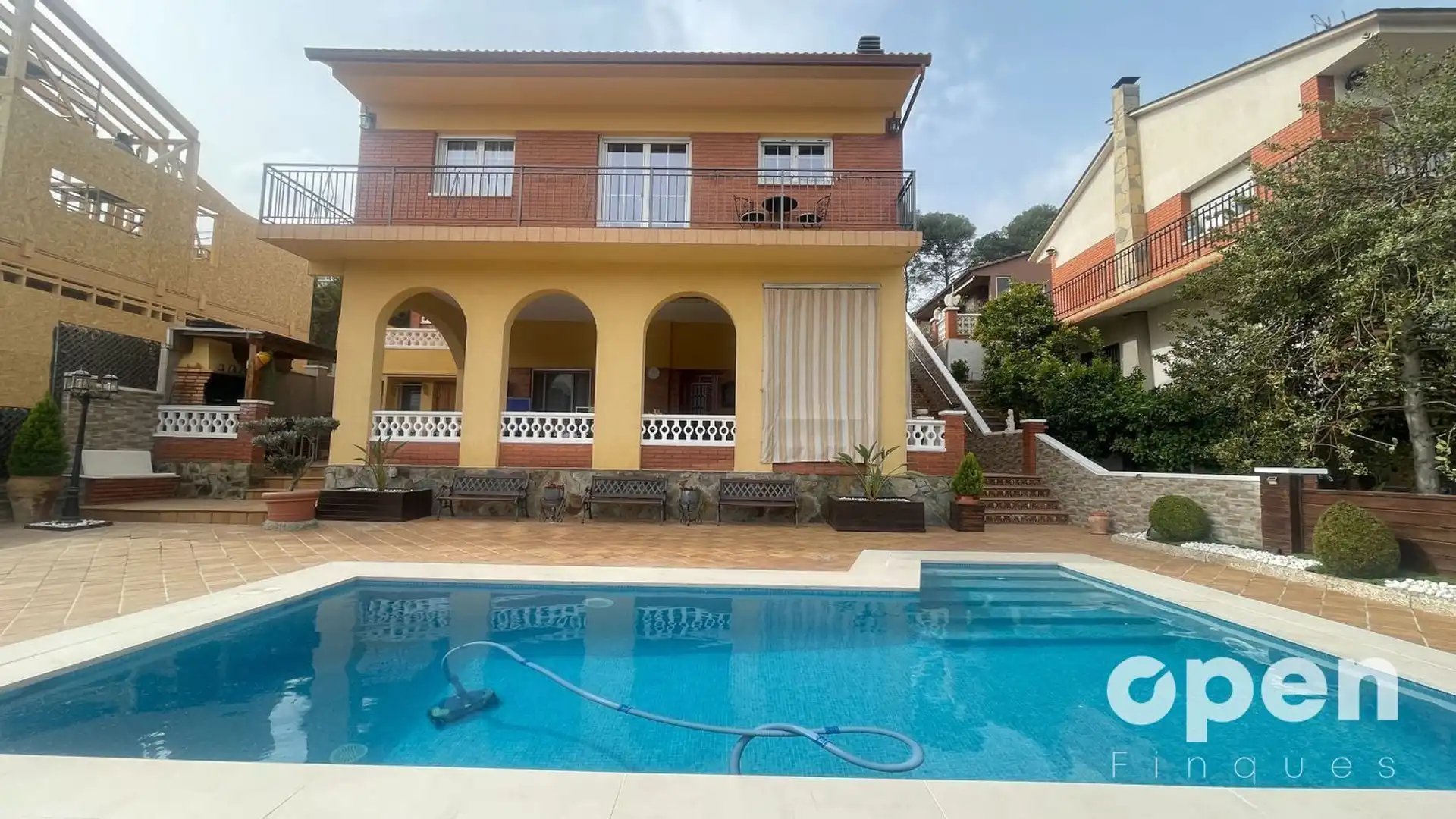 Exterior view of Houses for sale in Rubí  with Heating, Terrace and Storage room