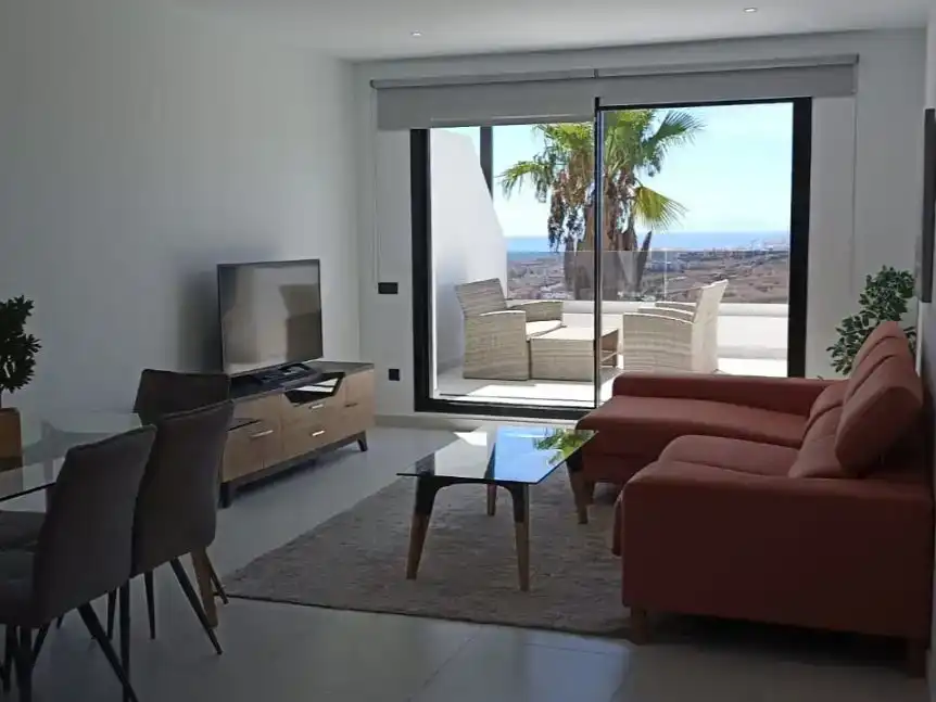 Wohnzimmer von Wohnung zur Miete in Estepona mit Klimaanlage, Privatgarten und Schwimmbad