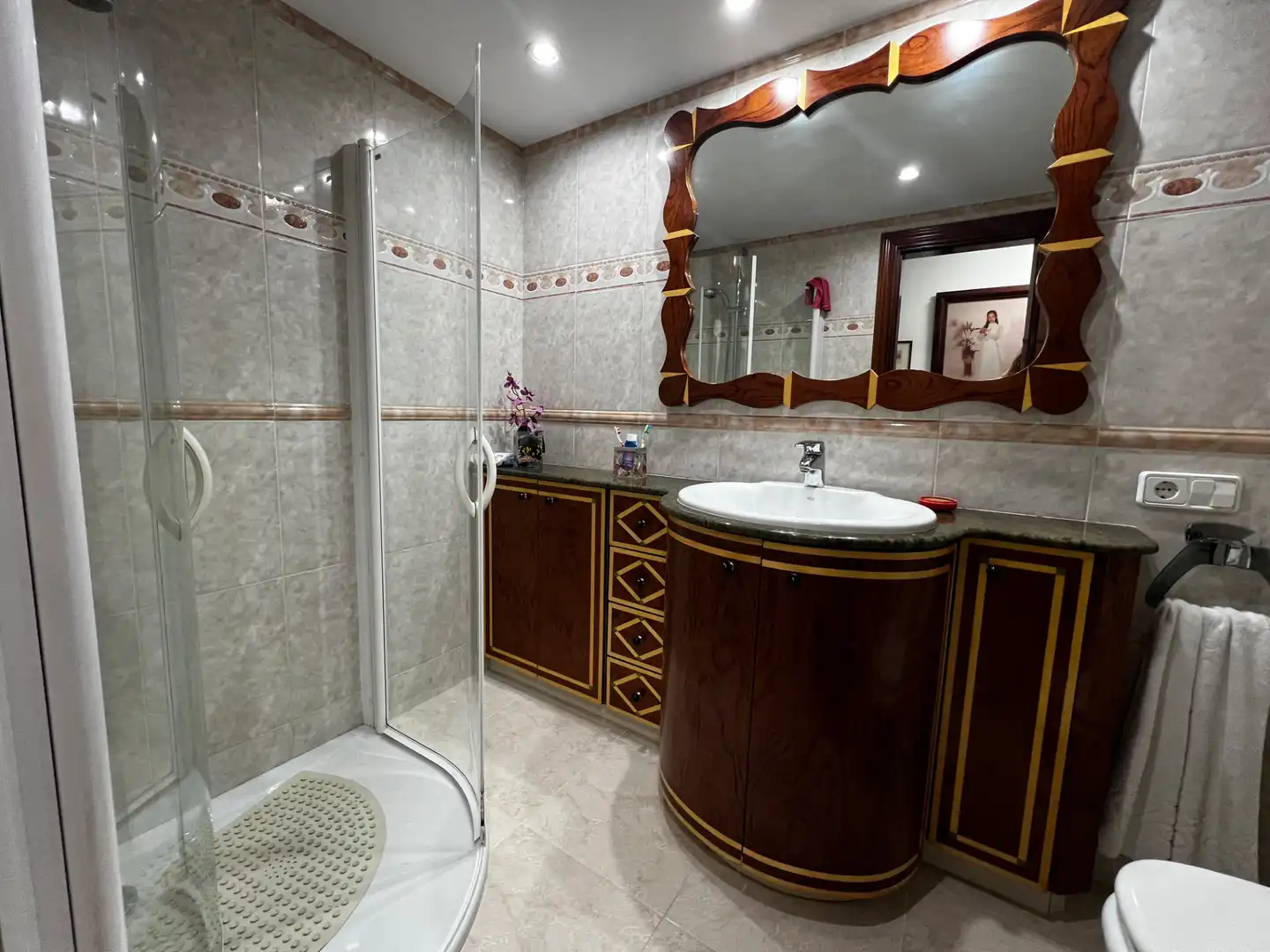 Badezimmer von Erdgeschoss zum Verkauf in Canet de Mar mit Klimaanlage, Heizung und Ofen