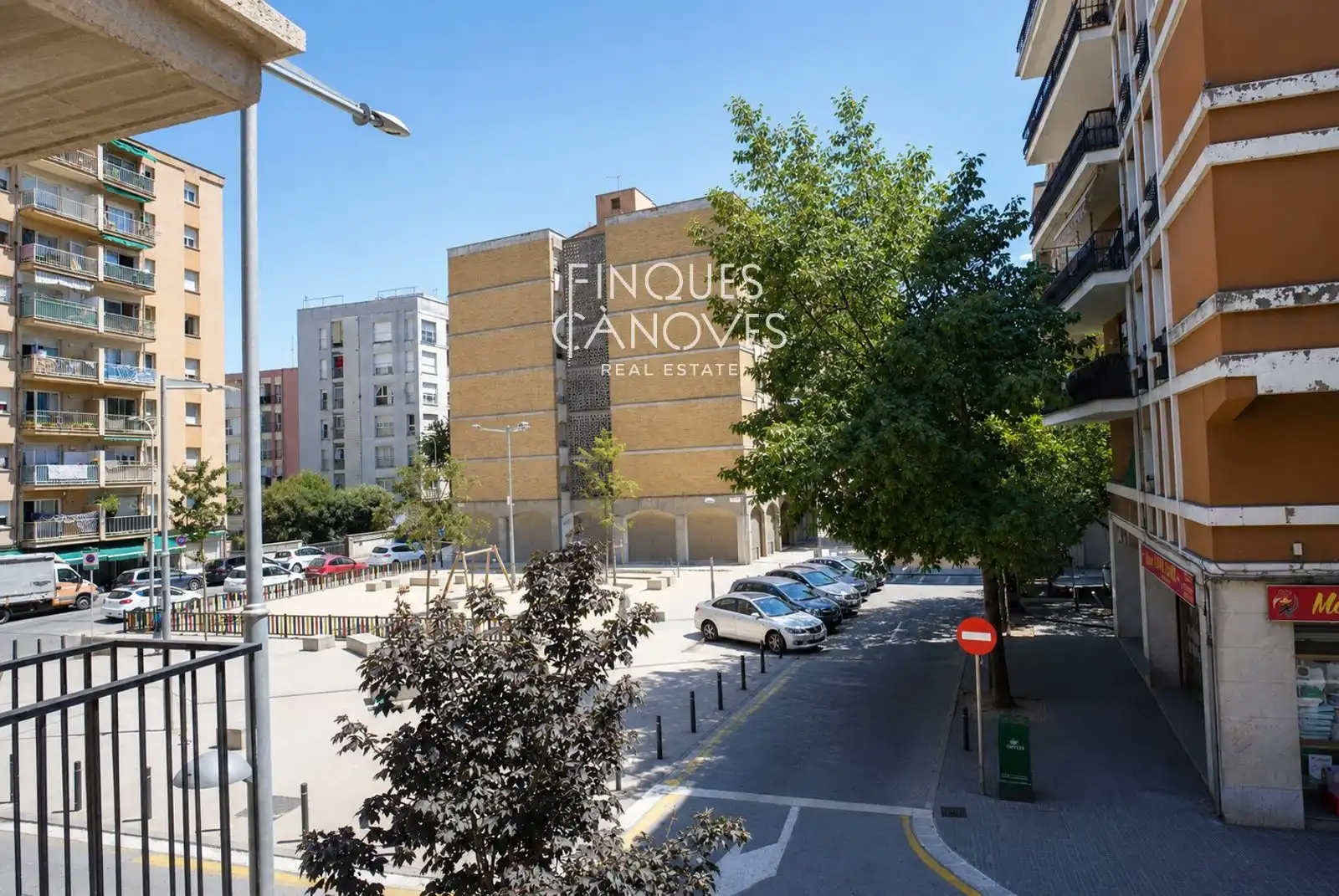 Außenansicht von Wohnung zum Verkauf in Salt mit Heizung, Terrasse und Möbliert