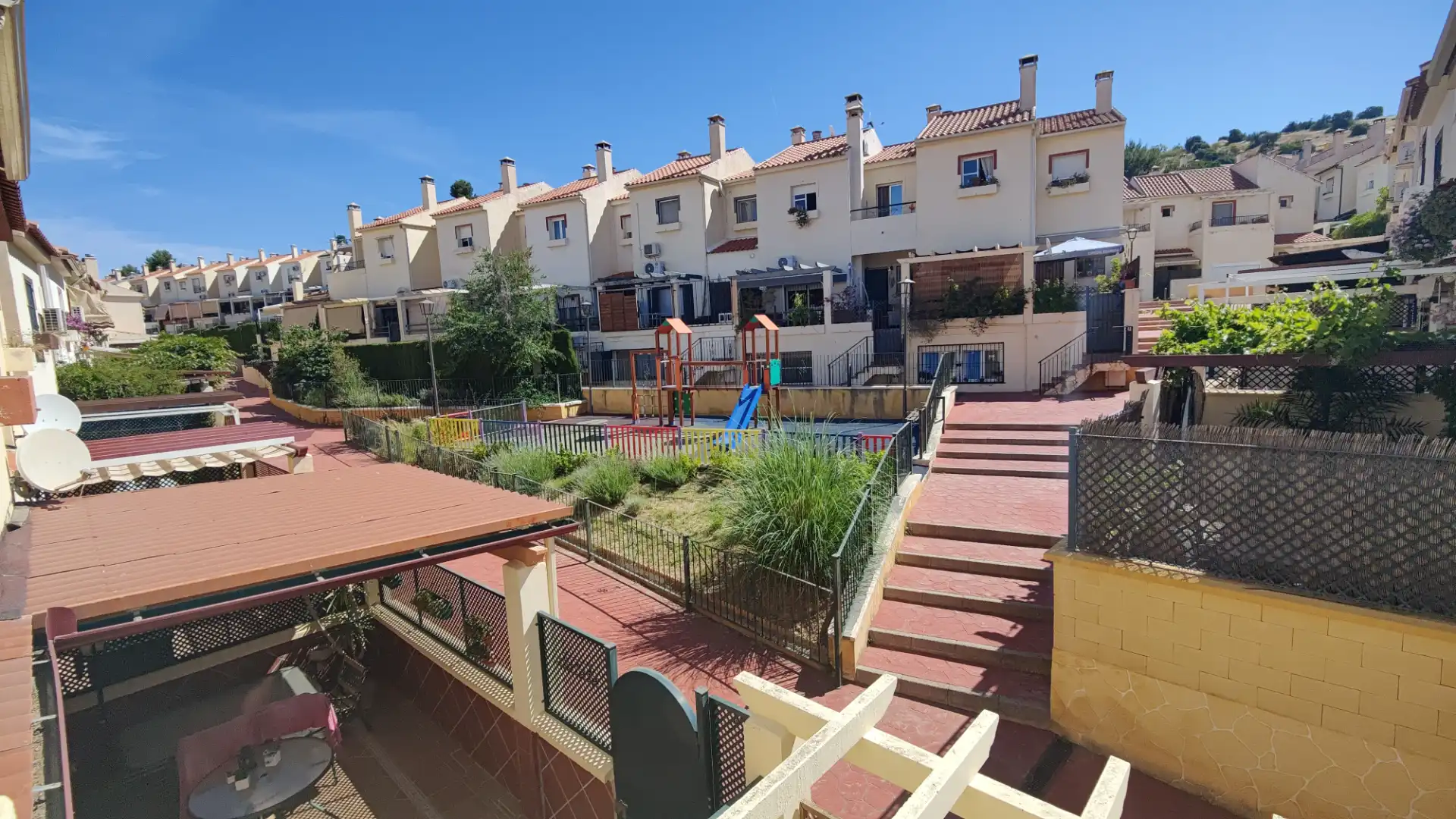 Vista exterior de Casa adosada en venta en Huétor Vega con Calefacción, Jardín privado y Piscina