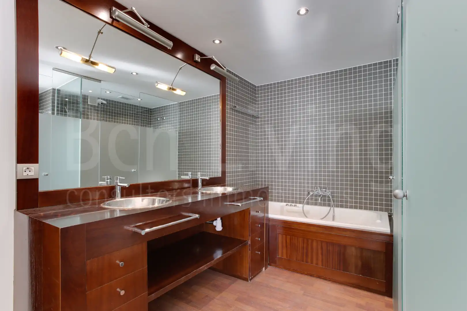 Baño de Piso de alquiler en Barcelona con Aire acondicionado, Terraza y Trastero