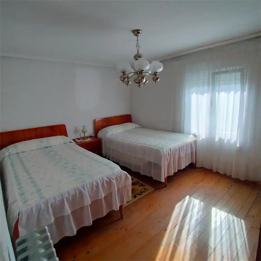 Dormitori de Casa adosada en venda en Valdeolea amb Rentadora i TV