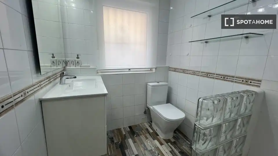 Baño de Piso de alquiler en Madrid con Aire acondicionado, Calefacción y Amueblado