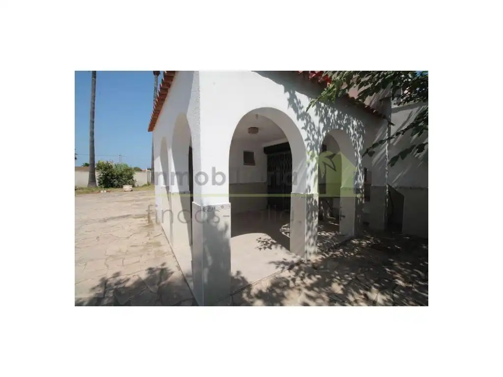 Vista exterior de Casa o xalet en venda en Vinaròs amb Jardí privat, Terrassa i Piscina