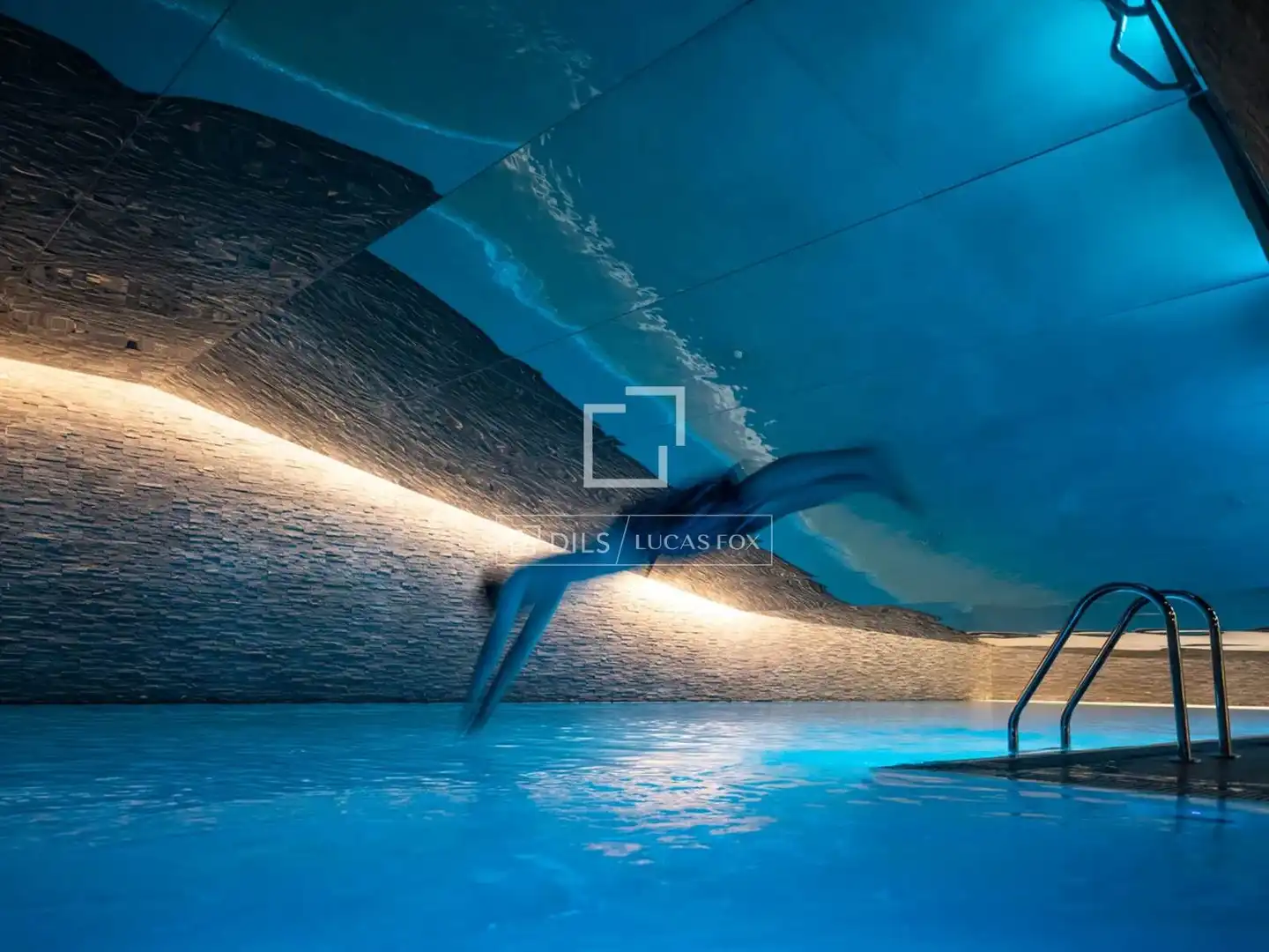 Schwimmbecken von Wohnung zum Verkauf in Barcelona mit Klimaanlage, Heizung und Parkett