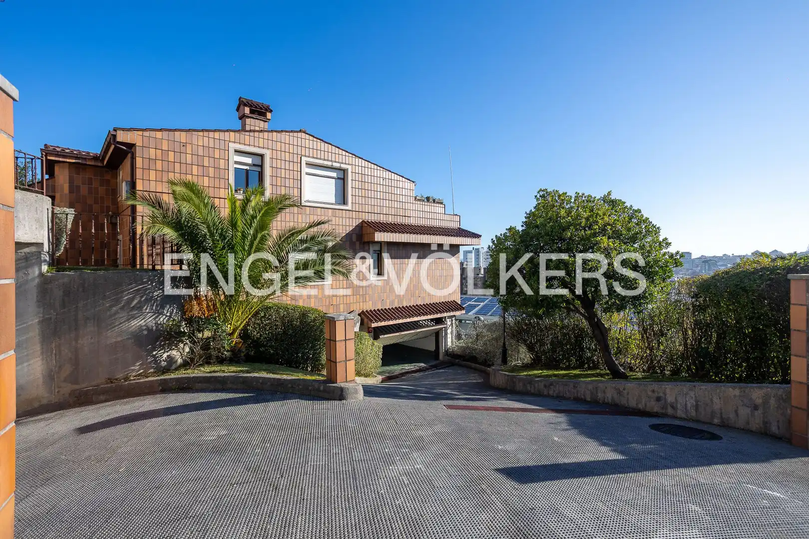 Außenansicht von Einfamilien-Reihenhaus zum Verkauf in Santander mit Heizung, Privatgarten und Terrasse