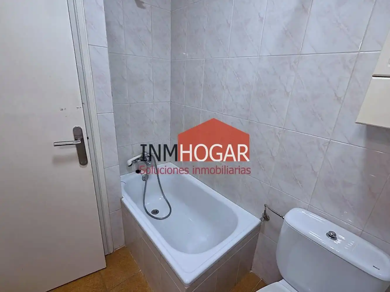 Baño de Piso en venta en Ávila con Calefacción, Parquet y Balcón