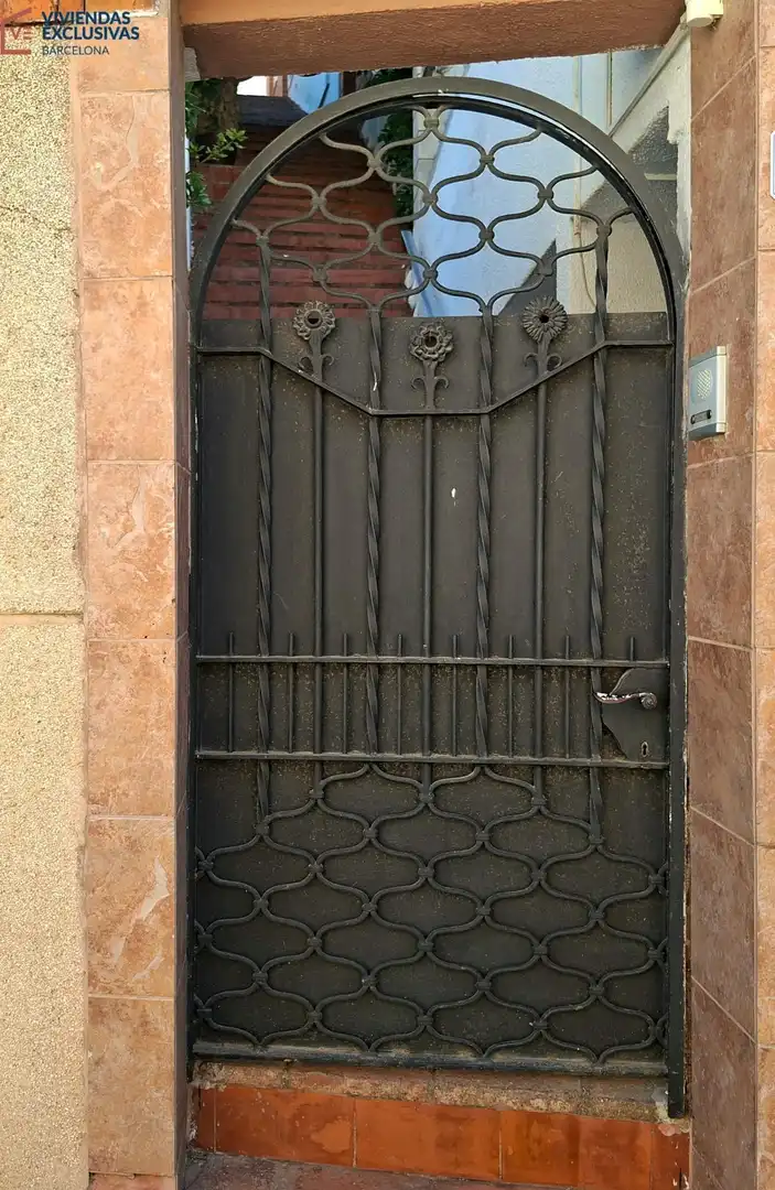 Vista exterior de Casa o xalet en venda en Sant Just Desvern amb Aire condicionat, Calefacció i Jardí privat