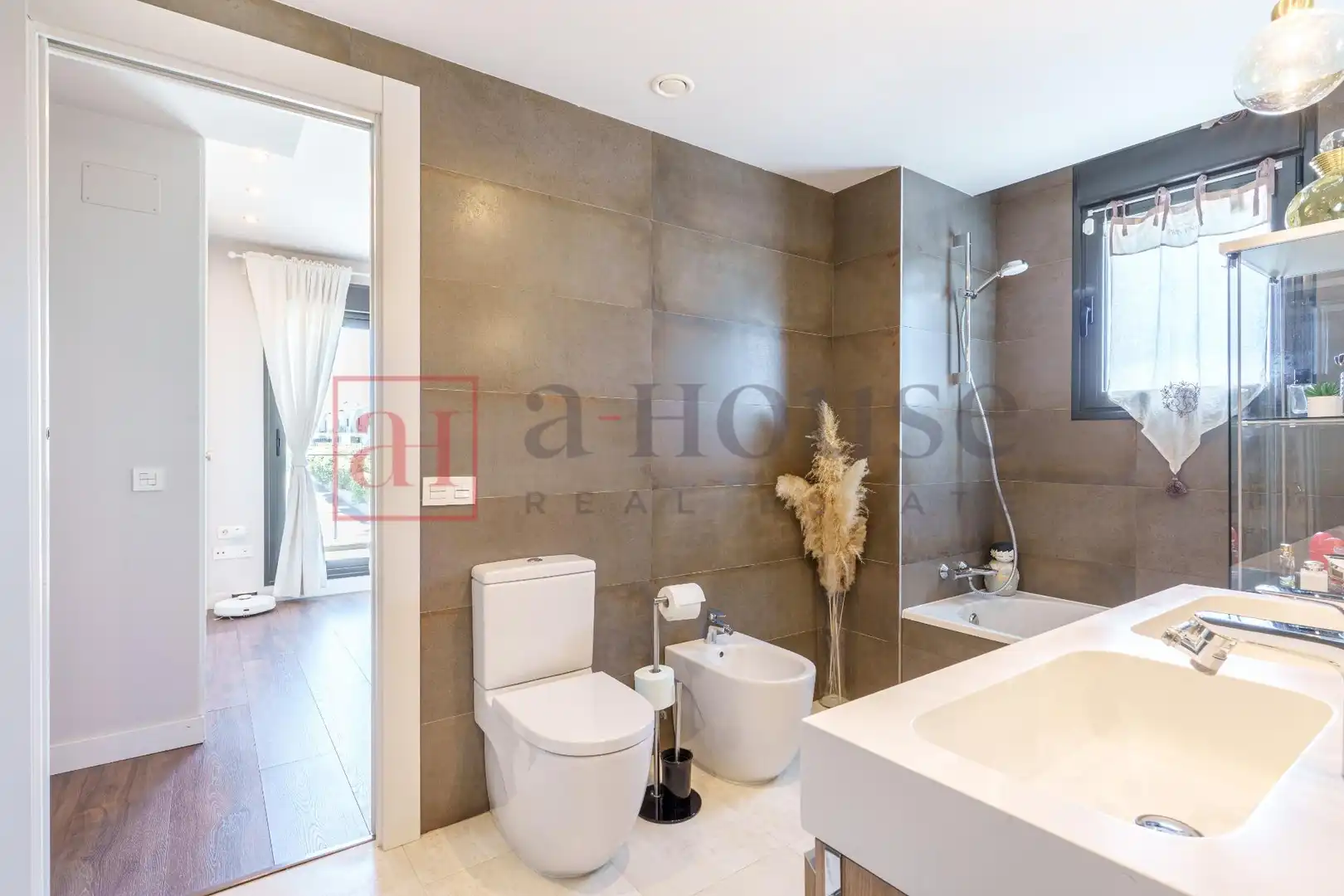 Baño de Casa adosada en venta en Boadilla del Monte con Aire acondicionado, Calefacción y Jardín privado