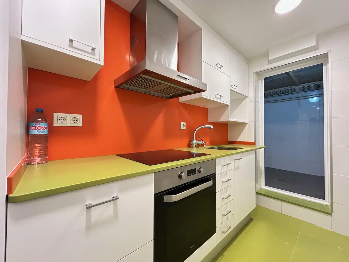 Kitchen of Flat for sale in L'Hospitalet de Llobregat  with Air Conditioner, Heating and Oven
