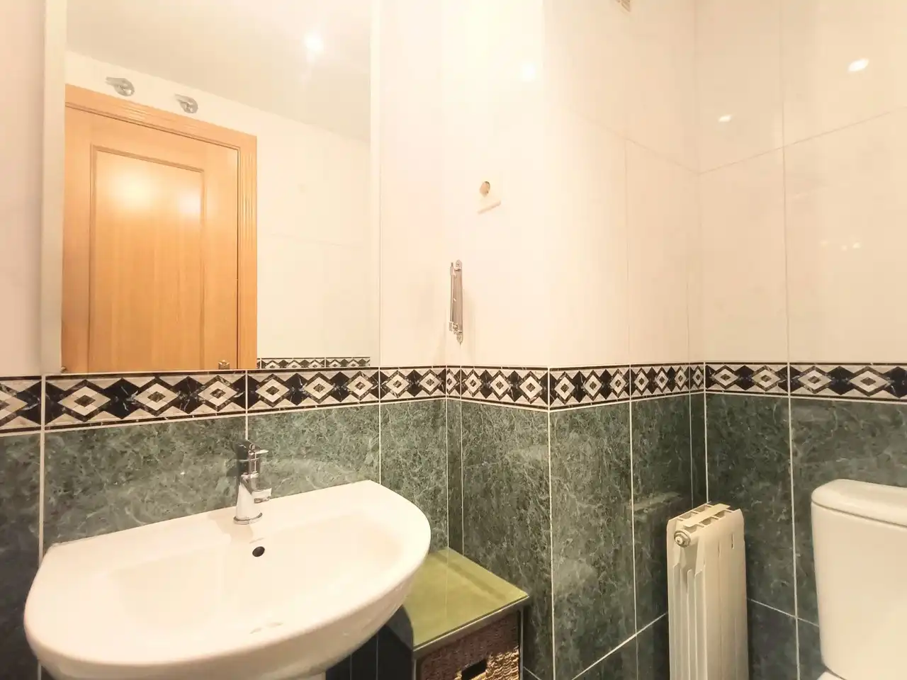 Bathroom of Flat for rent in Madrid  with Heating, Parquet flooring and Storage room
