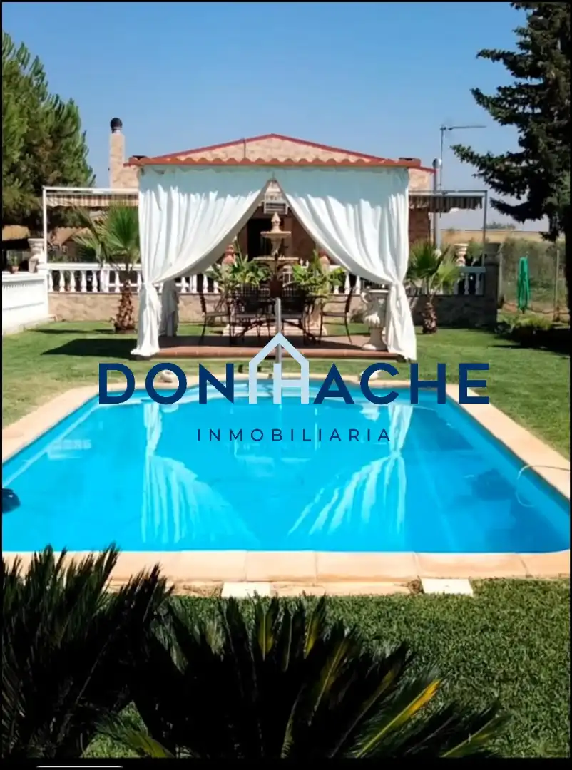 Piscina de Casa o xalet en venda en Arroyo de San Serván amb Jardí privat, Terrassa i Piscina