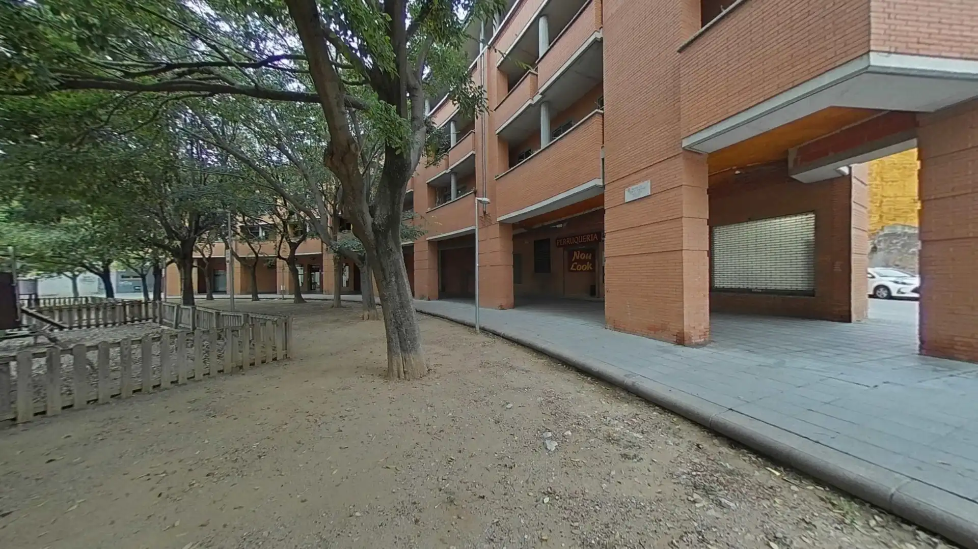 Local comercial en venta en Llanca 14, imagen 2