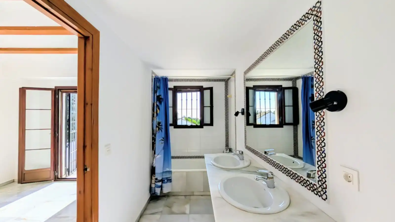 Baño de Casa adosada en venta en Marbella con Aire acondicionado y Piscina comunitaria