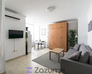 Sala d'estar de Apartament de lloguer en Torremolinos amb Aire condicionat, Moblat i Rentadora