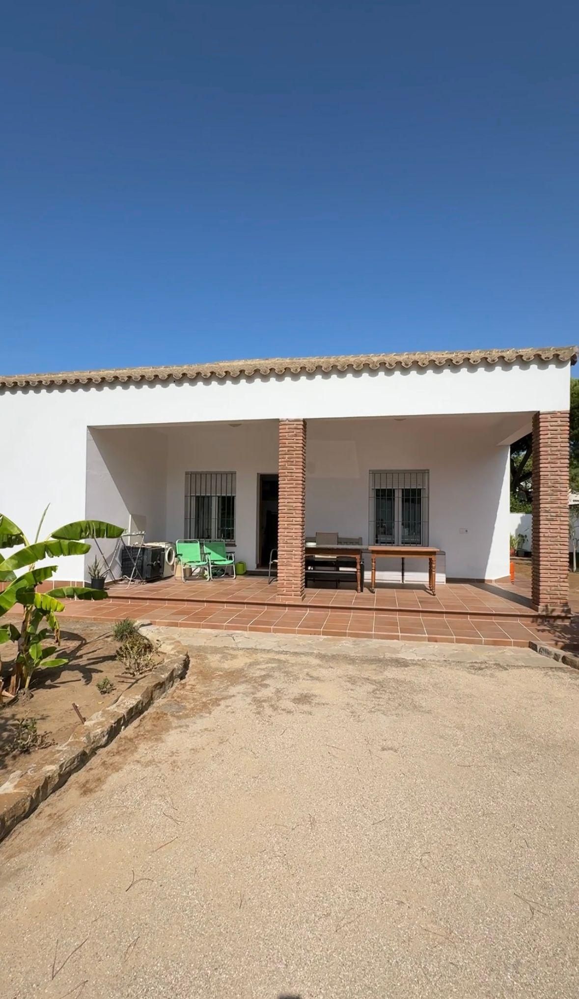 Vista exterior de Casa o xalet en venda en Chiclana de la Frontera amb Jardí privat