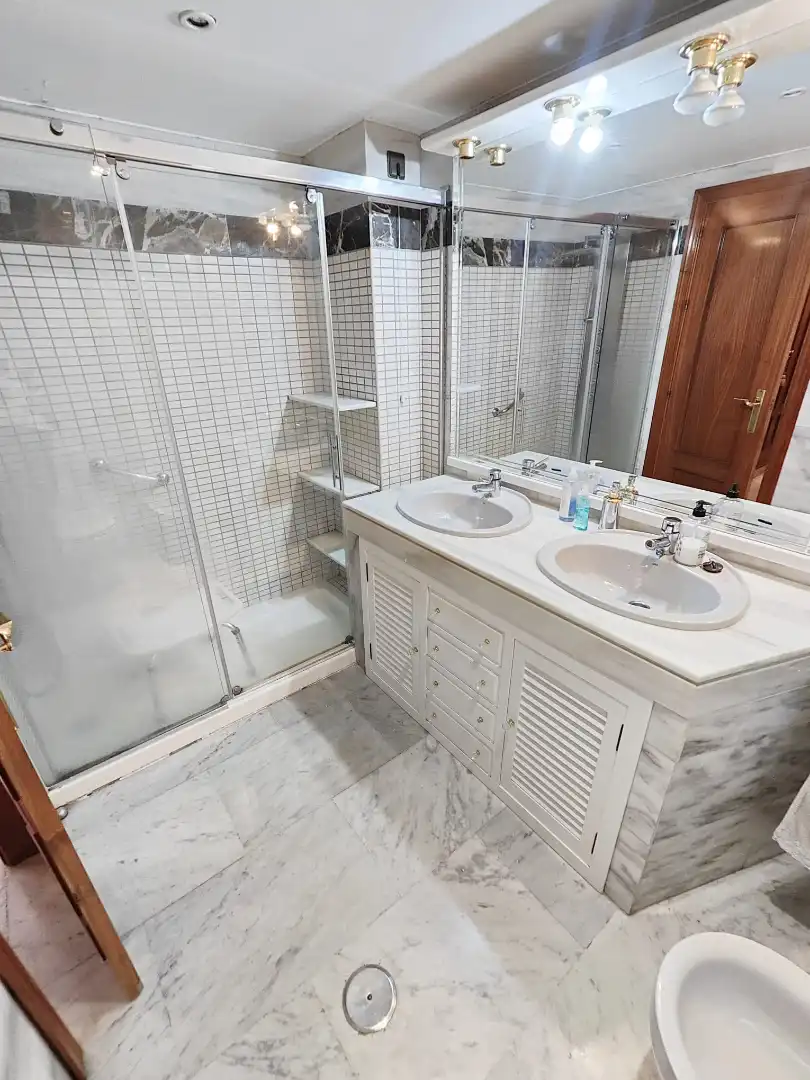 Bathroom of Flat for sale in Sevilla  with Air Conditioner, Terrace and Community pool