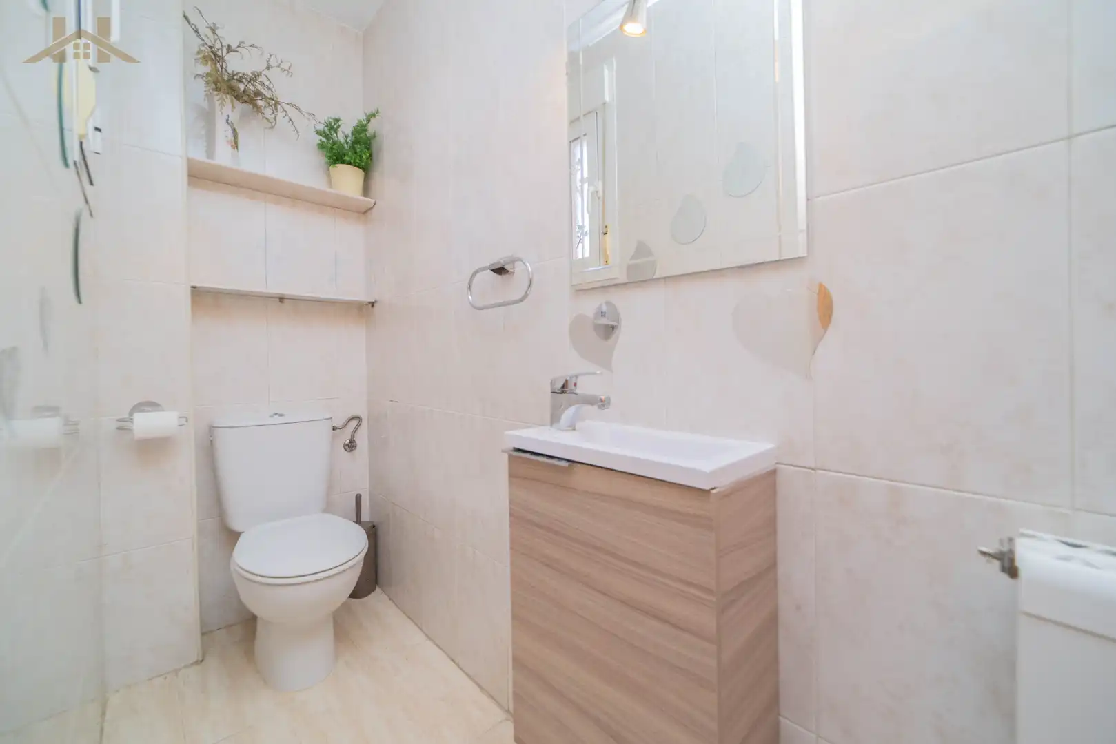 Badezimmer von Einfamilien-Reihenhaus zum Verkauf in Boadilla del Monte mit Heizung, Privatgarten und Mikrowelle