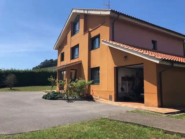 Vista exterior de Casa o chalet en venta en Llanera con Calefacción, Jardín privado y Parquet