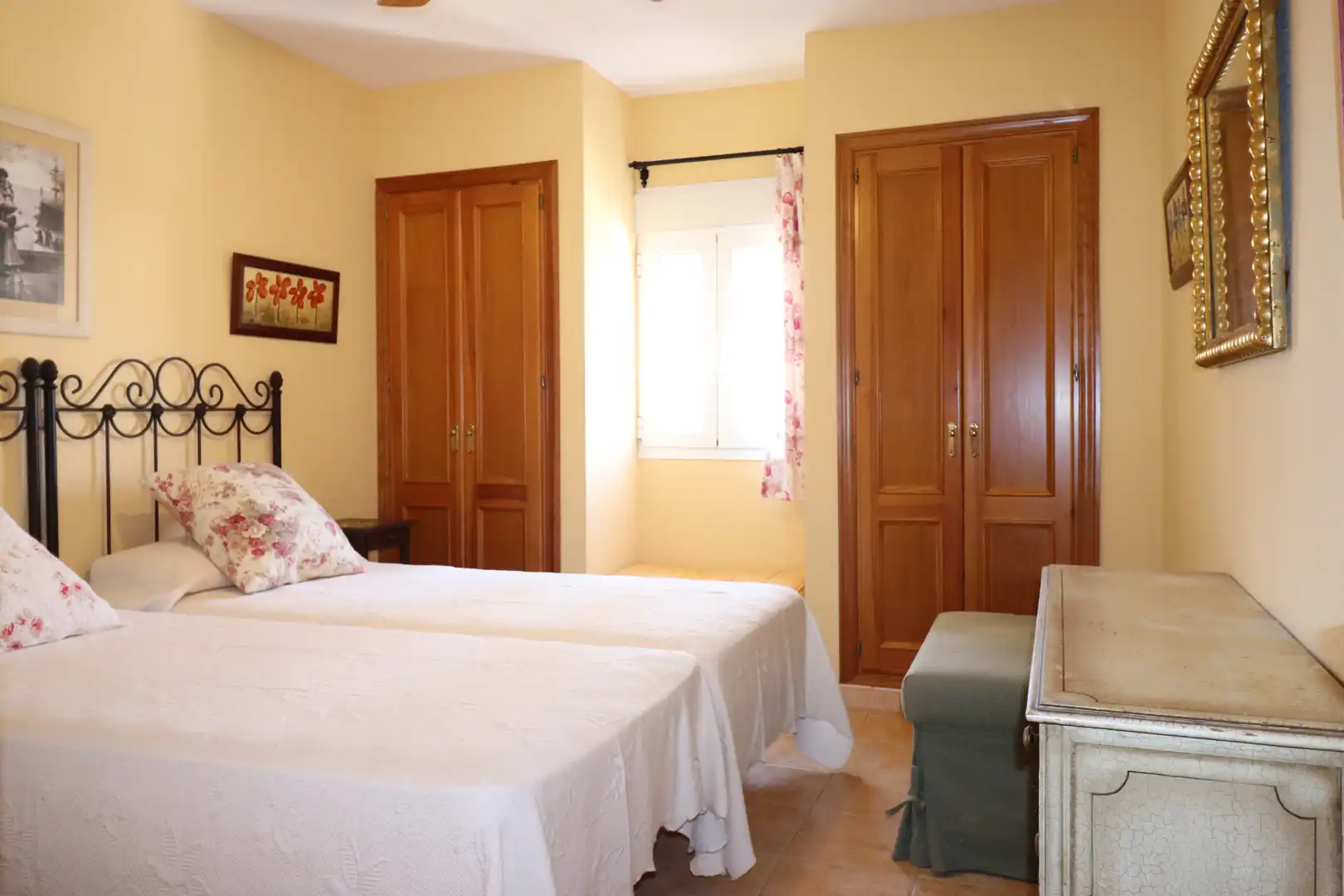 Habitación de Casa adosada en venta en Casares con Terraza, Amueblado y Alarma