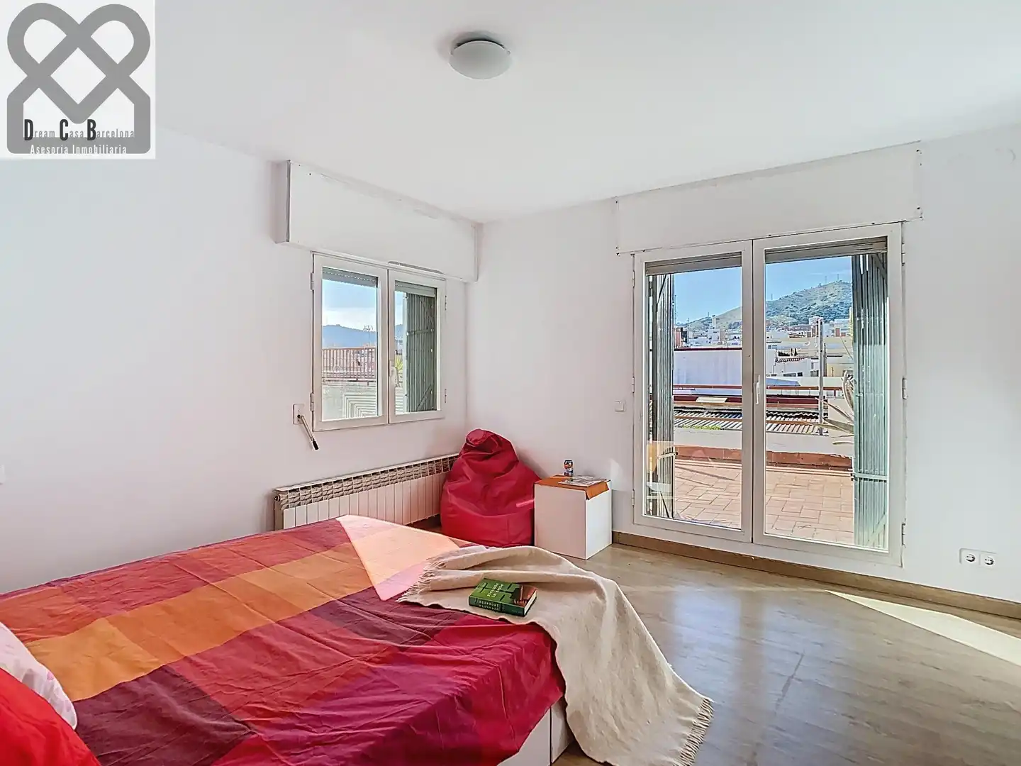 Schlafzimmer von Dachboden zum Verkauf in Barcelona mit Heizung und Terrasse