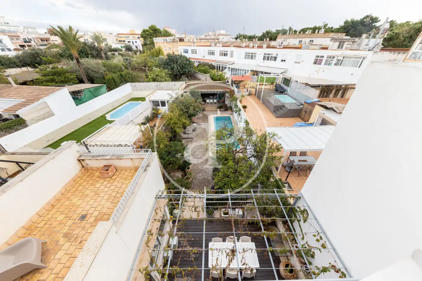 Außenansicht von Einfamilien-Reihenhaus zum Verkauf in  Palma de Mallorca mit Klimaanlage, Heizung und Privatgarten