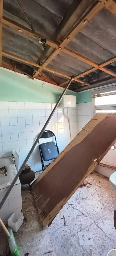 Bany de Casa adosada en venda en Cedeira amb Parquet, Terrassa i Balcó