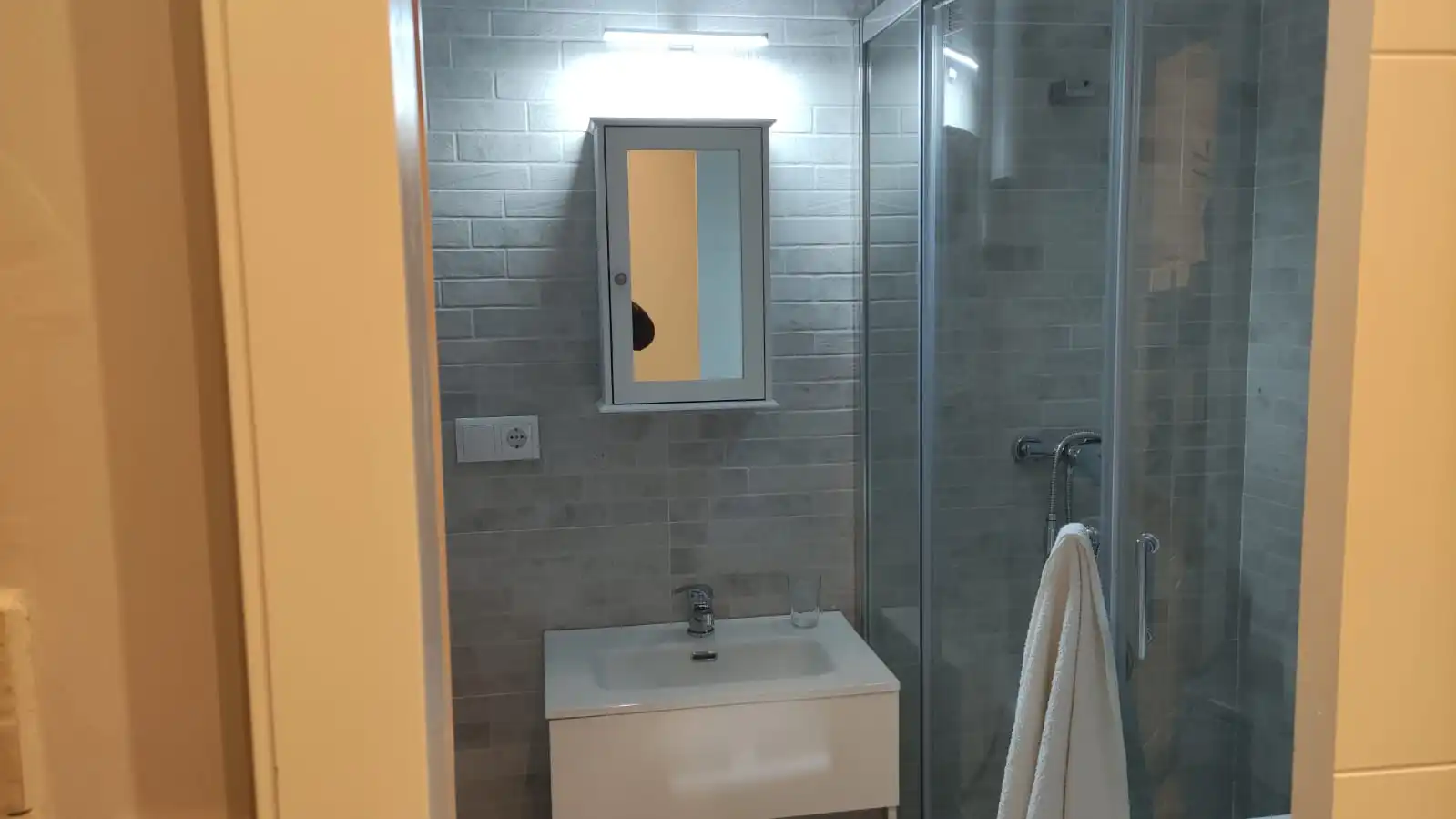 Baño de Estudio de alquiler en Ourense Capital  con Aire acondicionado, Parquet y Amueblado
