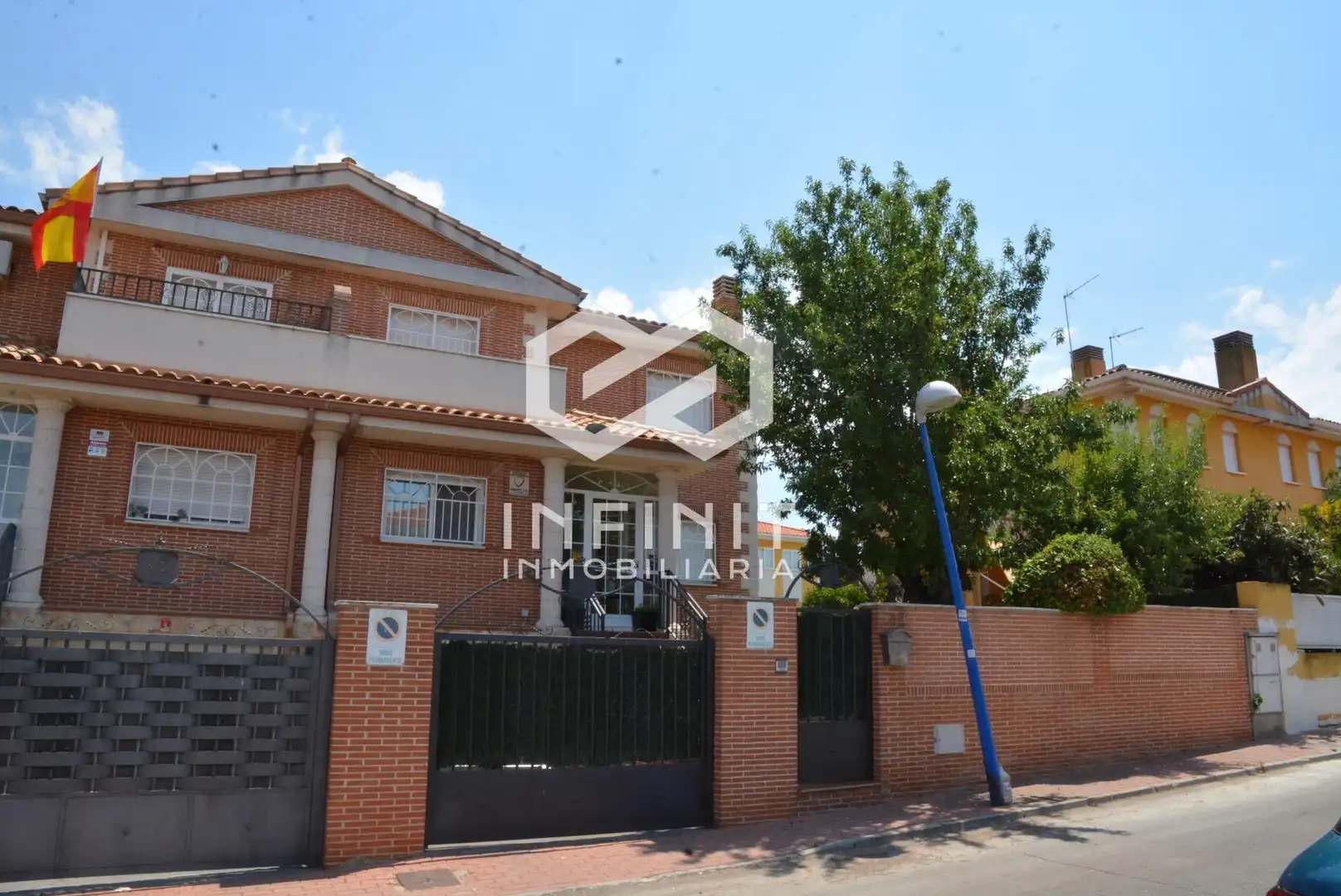 Vista exterior de Casa adosada en venda en Torrejón del Rey amb Calefacció, Jardí privat i Terrassa