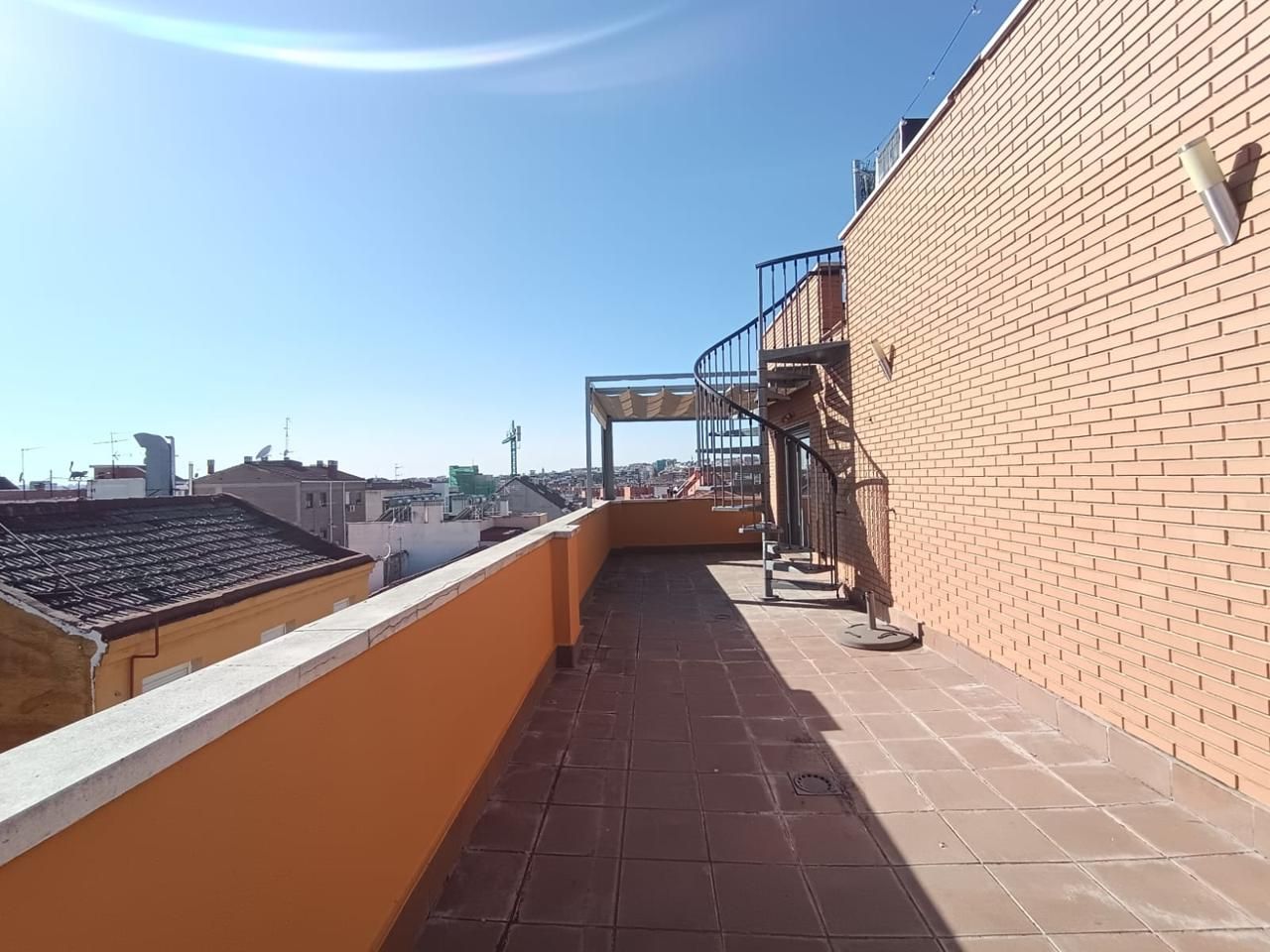 Terraza de Ático de alquiler en  Madrid Capital con Calefacción, Terraza y Balcón