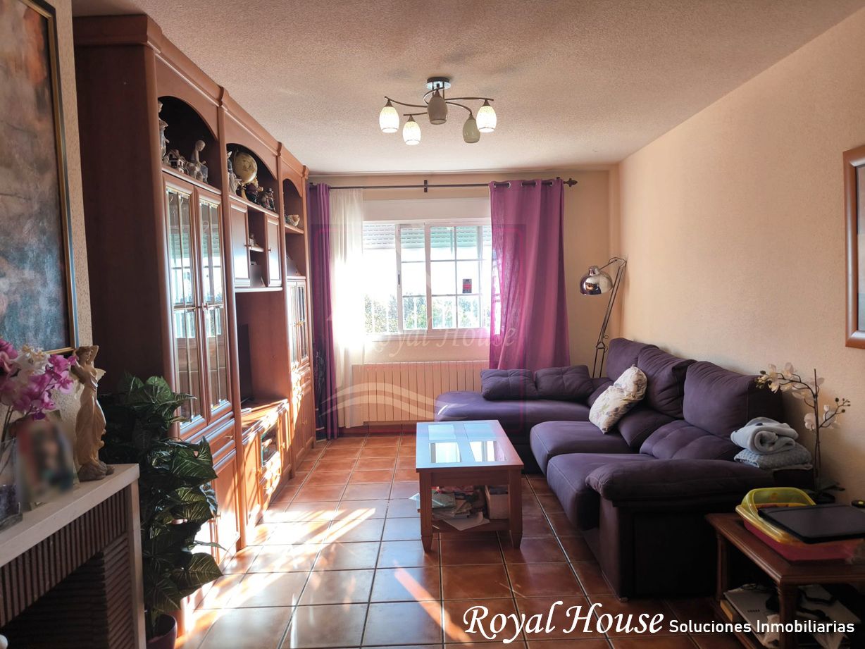 Sala d'estar de Casa adosada en venda en San Lorenzo de El Escorial amb Calefacció, Jardí privat i Terrassa