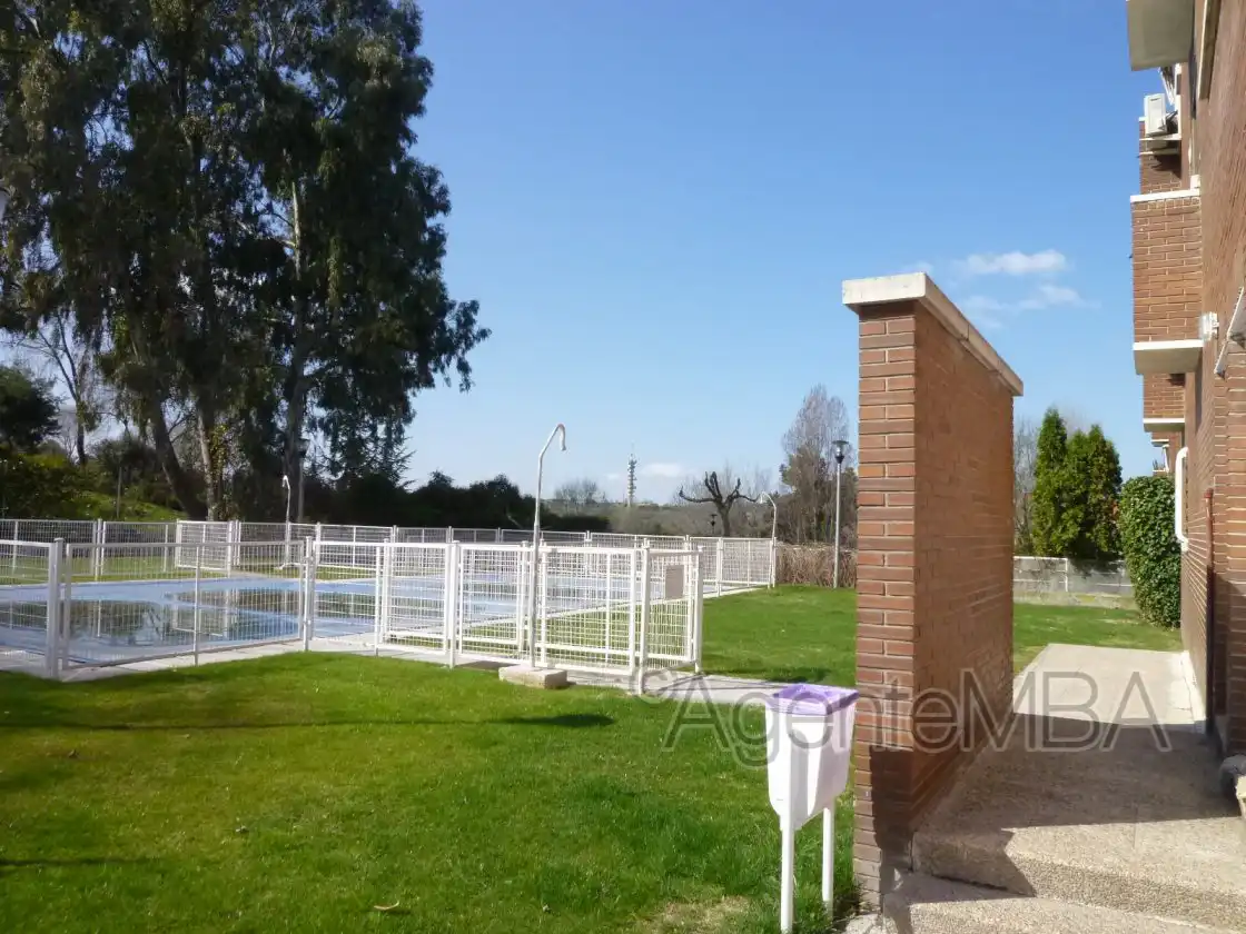 Piscina de Pis en venda en Pozuelo de Alarcón amb Calefacció, Parquet i Terrassa