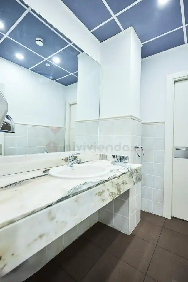 Bathroom of Commercial properties for rent in Chamberí